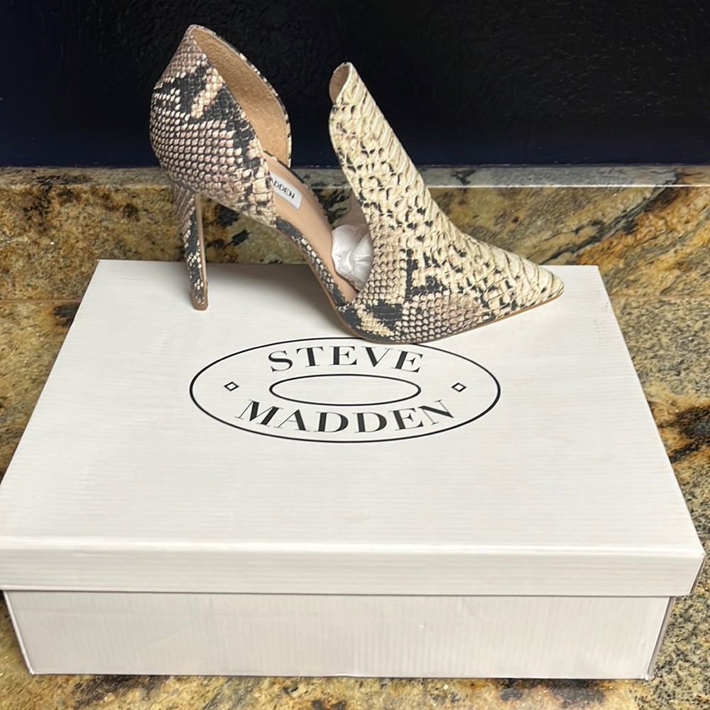 Steve Madden size 9.5 Dolly Natural Snake heels